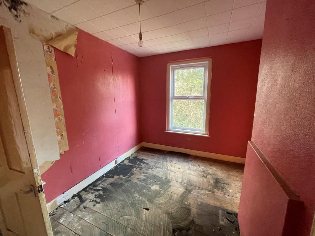 Lot: 26 - MID-TERRACE HOUSE FOR COMPLETE REFURBISHMENT - Room
